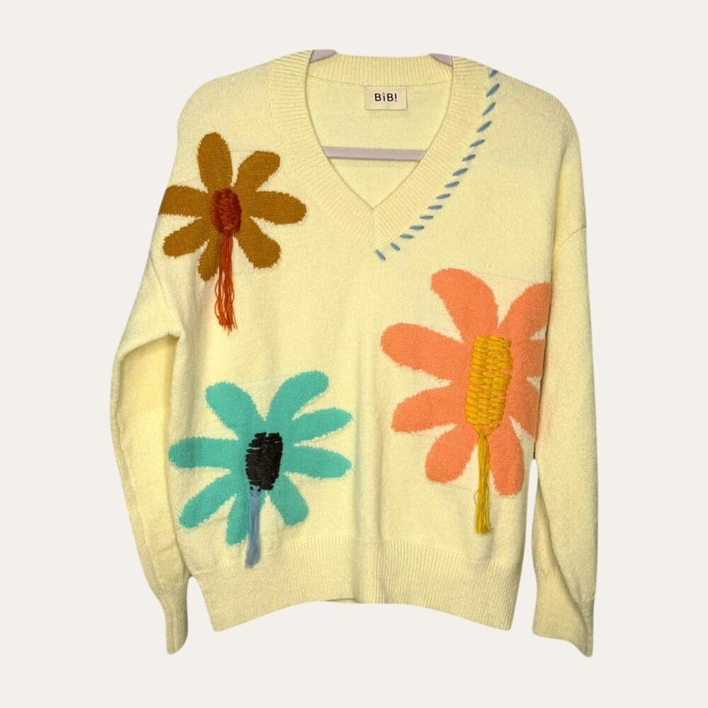 BiBi Flower Pattern V-Neck Sweater in Cream, Size Large.